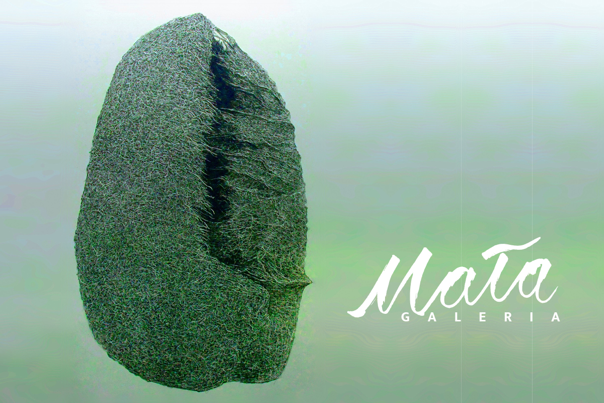 Na zielonym tle organiczna forma przestrzenna i napis: Mała Galeria
