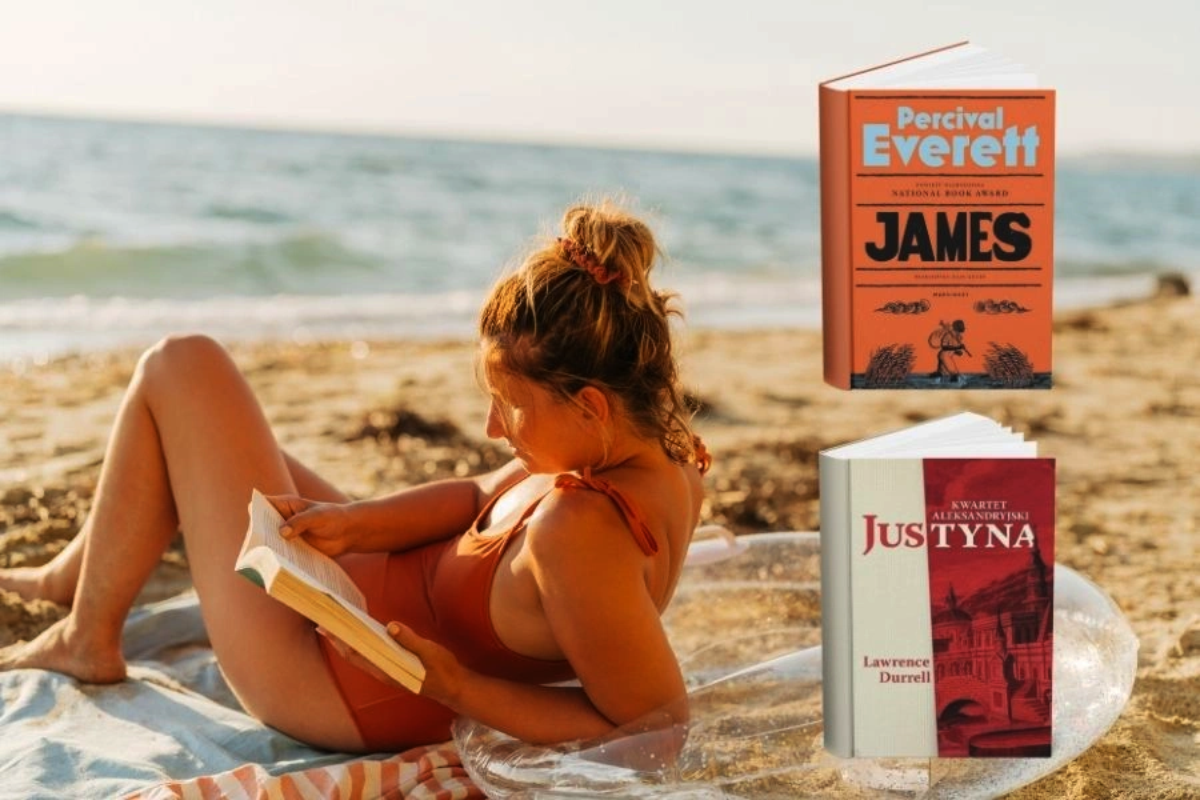 Osoba w pomarańczowym kostiumie kąpielowym czyta książkę na plaży, a obok niej na dmuchanym kole leżą kolejne książki zatytułowane „Percival Everett” i „Justyna”.