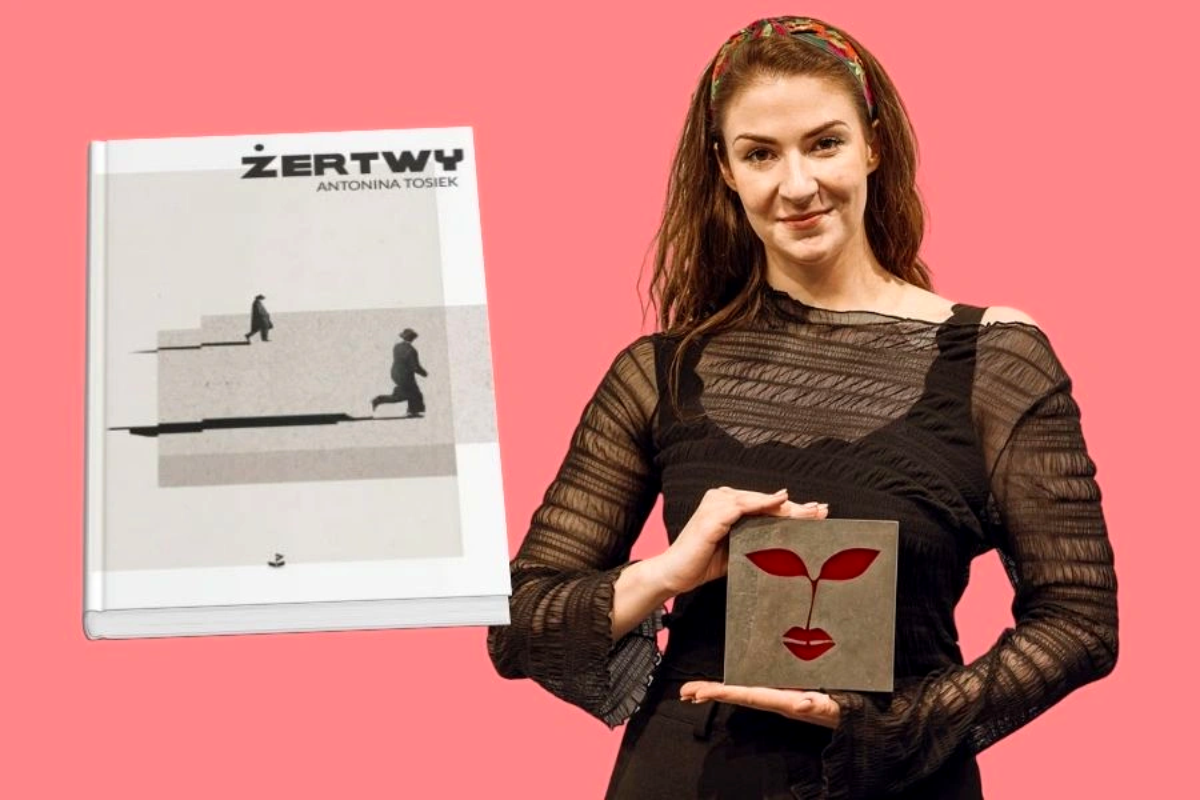 Kobieta z opaską na głowie, na różowym tle trzymająca książkę "Żertwy" Antoniny Tosiek oraz mała statuetka z czerwonymi liśćmi i ustami.