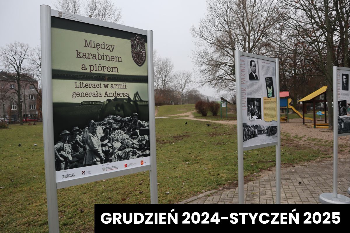 Stojaki z planszami wystawy plenerowej w Ogrodzie Jordanowskim