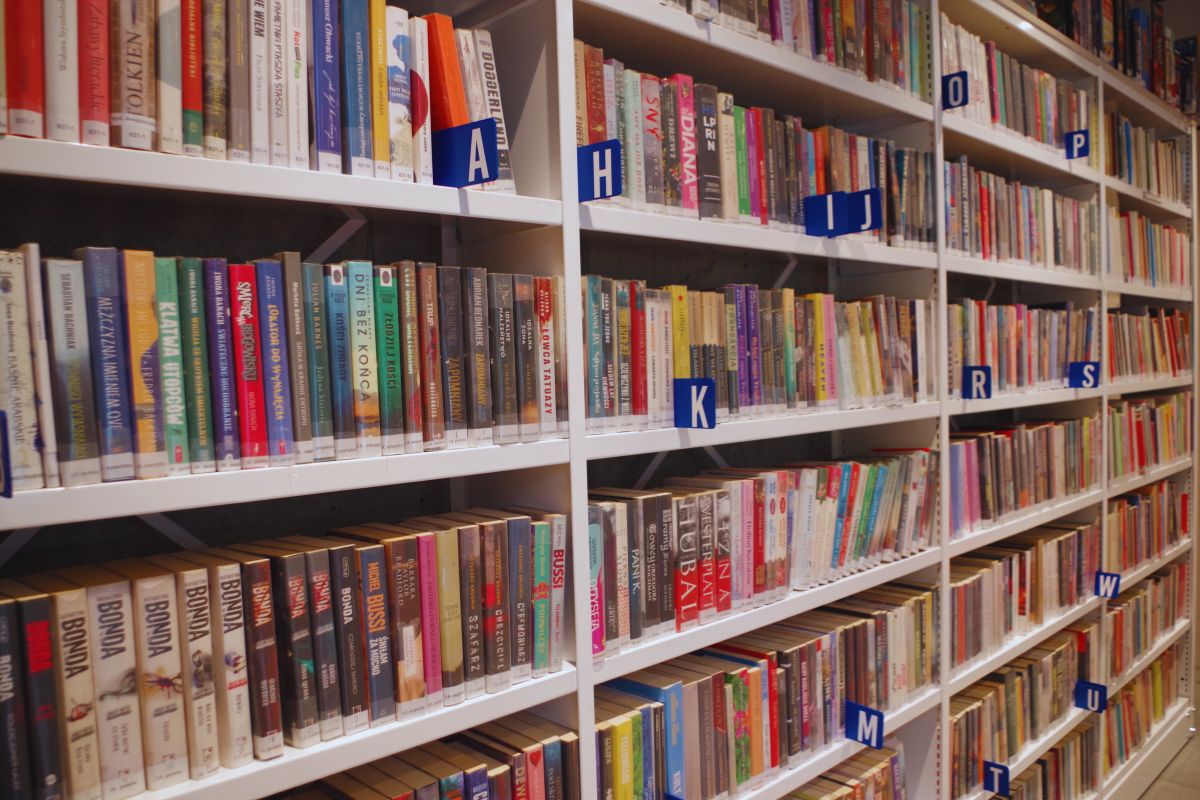 Regał biblioteczny z kolorowymi grzbietami książek