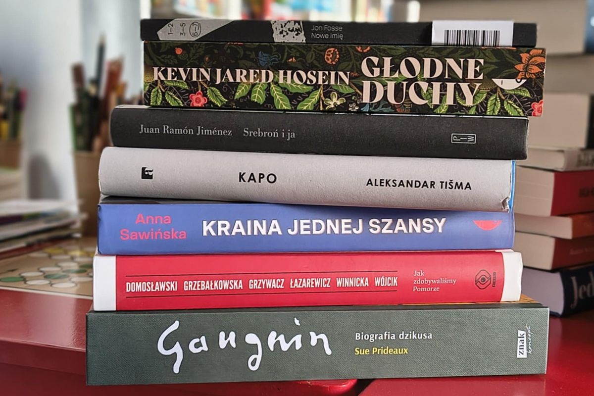 Stos książek leżący na czerwonym blacie