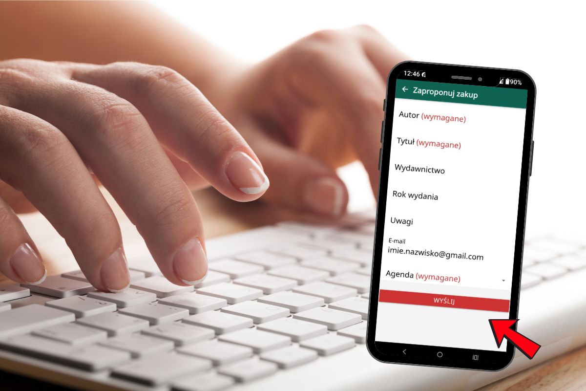 Ręce piszące na białej klawiaturze, telefon z otwartą aplikacją Prolib