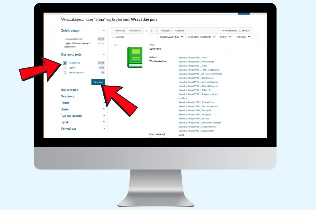 Na błękitnym tle widok komputera z otwartą stroną Biblioteki Mokotów i czerwonymi strzałkami