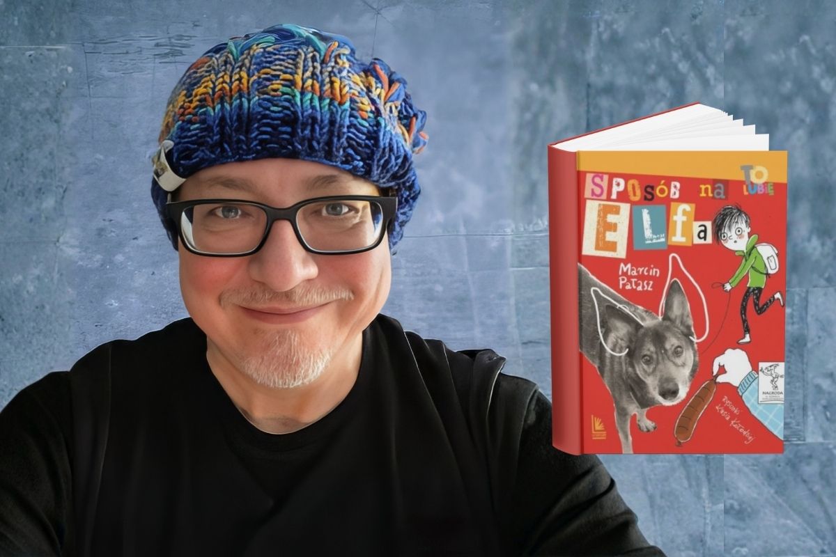 Uśmiechnięty mężczyzna w kolorowej czapce i w okularach, z prawej okładka książki