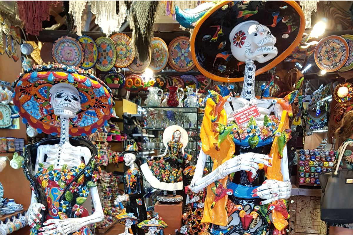 Stoisko w Meksyku z figurami Santa Muerte, kolorowo ubranymi szkieletami 