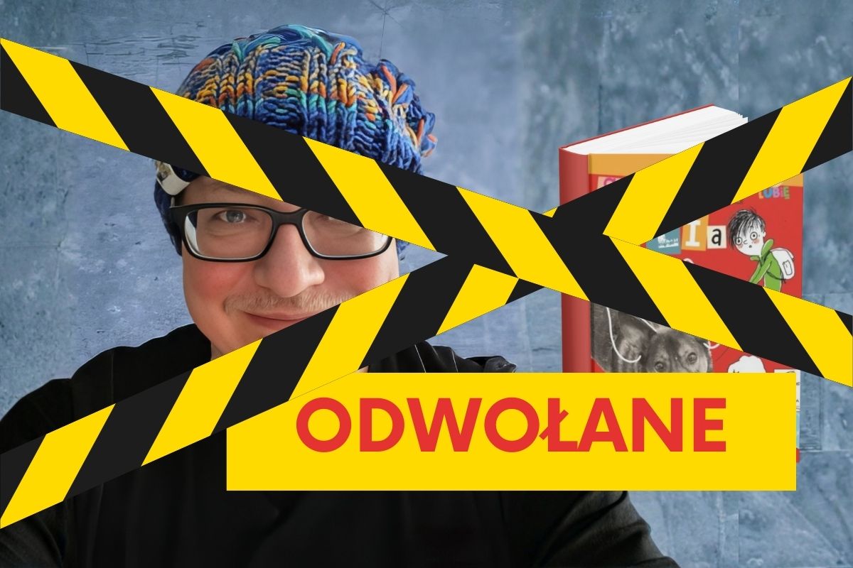 Uśmiechnięty mężczyzna w kolorowej czapce i w okularach, z prawej okładka książki, przekreślenie żółto-czarną taśmą, napis: Odwołane