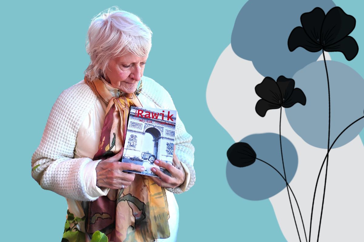 Siwowłosa kobieta trzyma w ręku książkę i patrzy na nią, z prawej kwiatowe elementy ozdobne