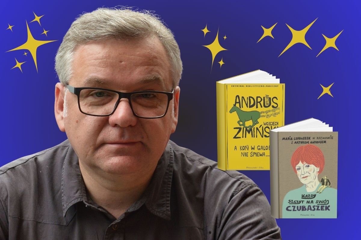 Mężczyzna w okularach na granatowym tle, z prawej dwie okładki książek.