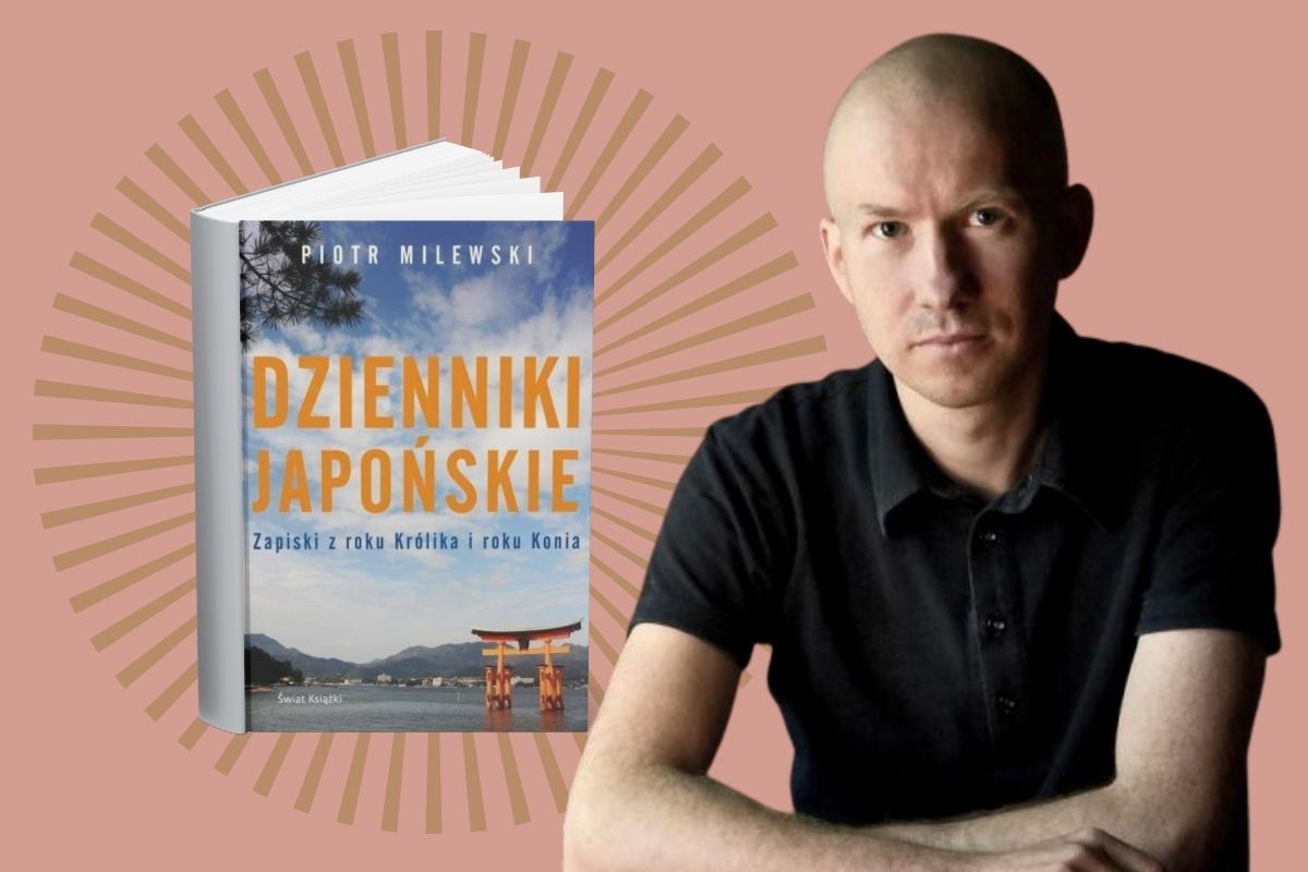 Łysy mężczyzna w czarnej koszulce polo oparty o skrzyżowane ramiona, z lewej okładka książki