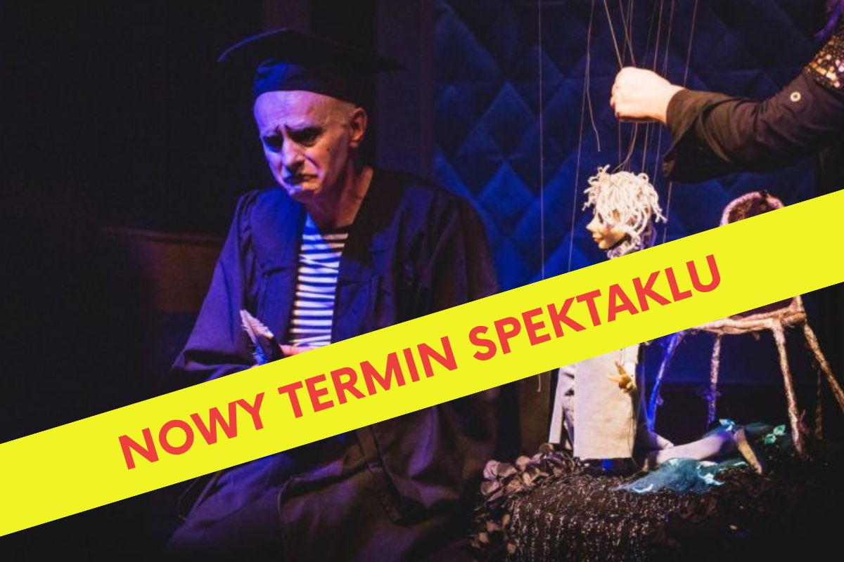 Smutny mężczyzna w czapce na czarnym tle, z prawej lalka Małego Księcia