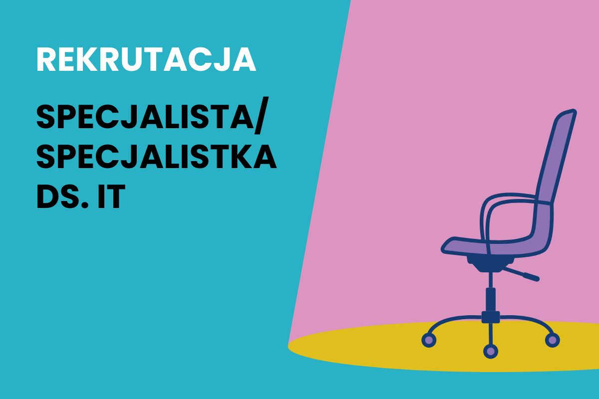 Na niebieskim tle napis: Rekrutacja. Specjalista/specjalistka ds. IT, rysunek fotela biurowego w świetle reflektora