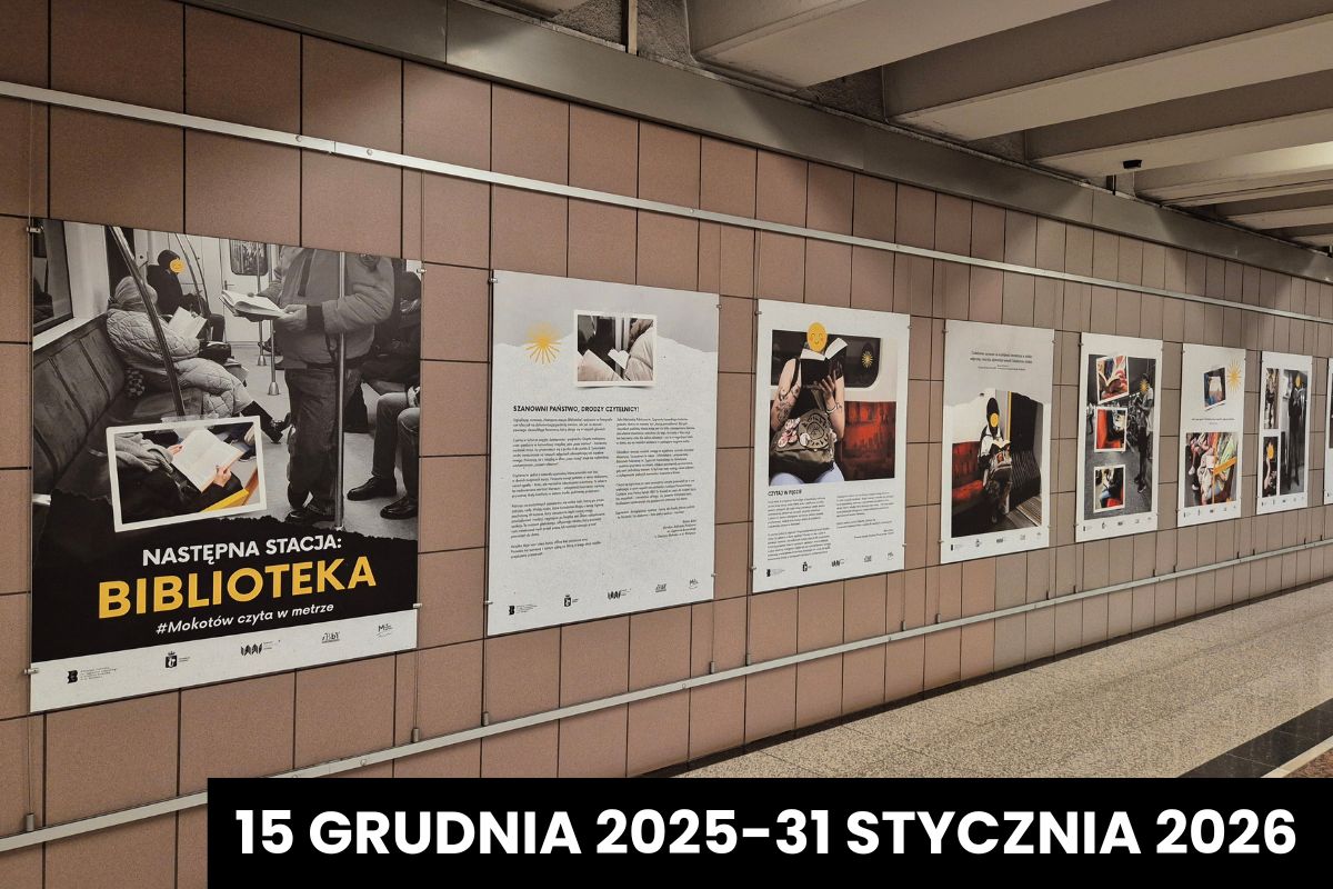 Na ścianie pokrytej kafelkami wiszą plansze wystawy "Następna stacja: Biblioteka", napis: 15 grudnia 2025-31 stycznia 2026