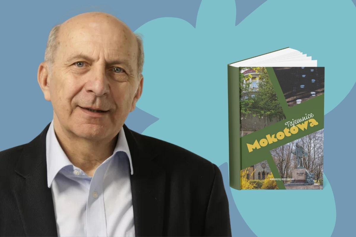 Na niebiesko-seledynowym tle starszy mężczyzna w koszuli i czarnej marynarce, z lewej okładka książki