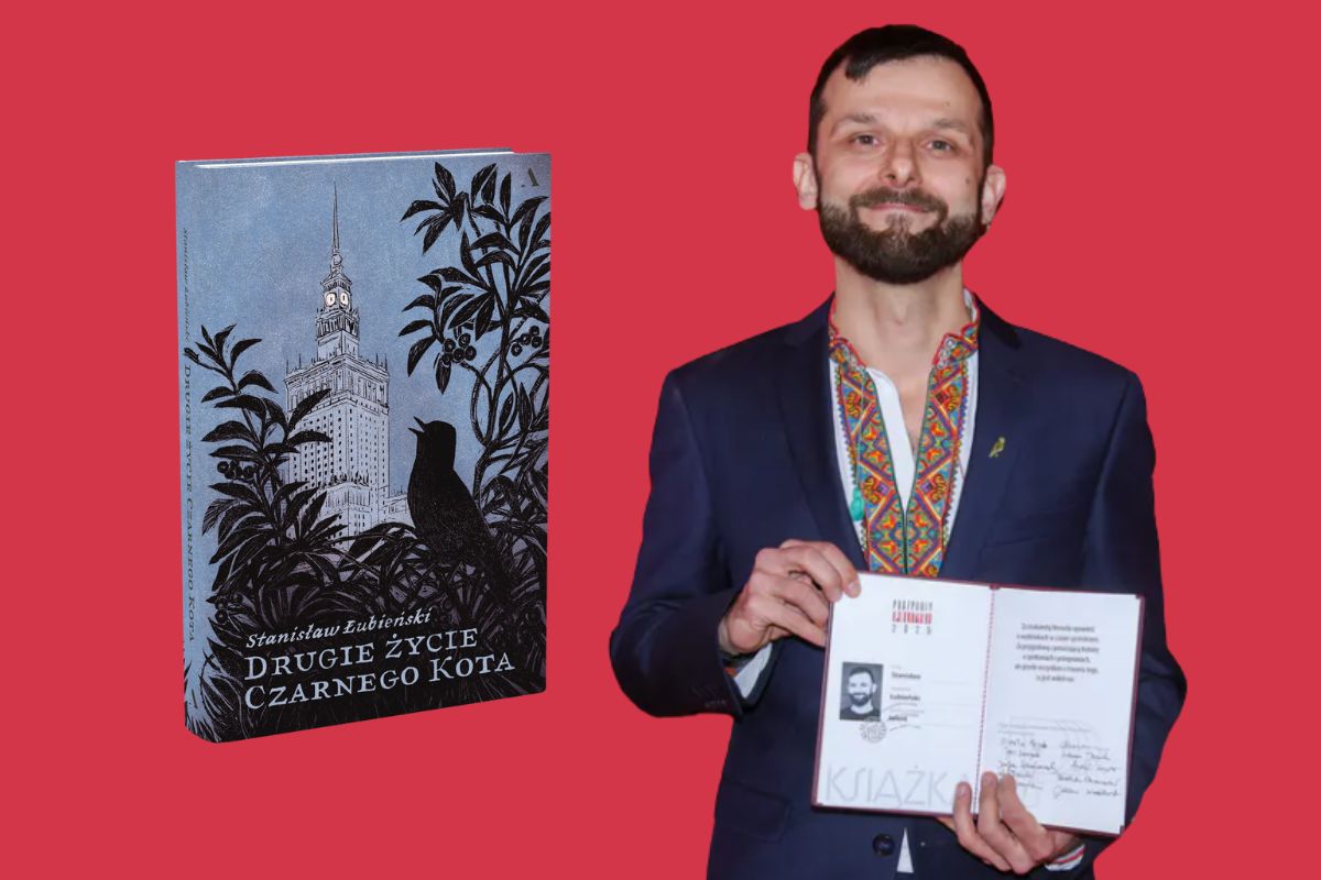 Na czerwonym tle mężczyzna z brodą trzyma otwarty Paszport Polityki, z lewej okładka nagrodzonej książki