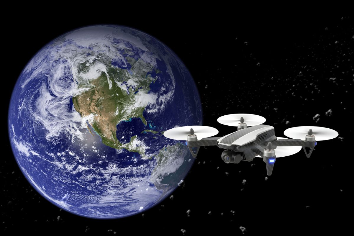Na czarnym tle kula ziemska widziana z kosmos, obok lecący dron