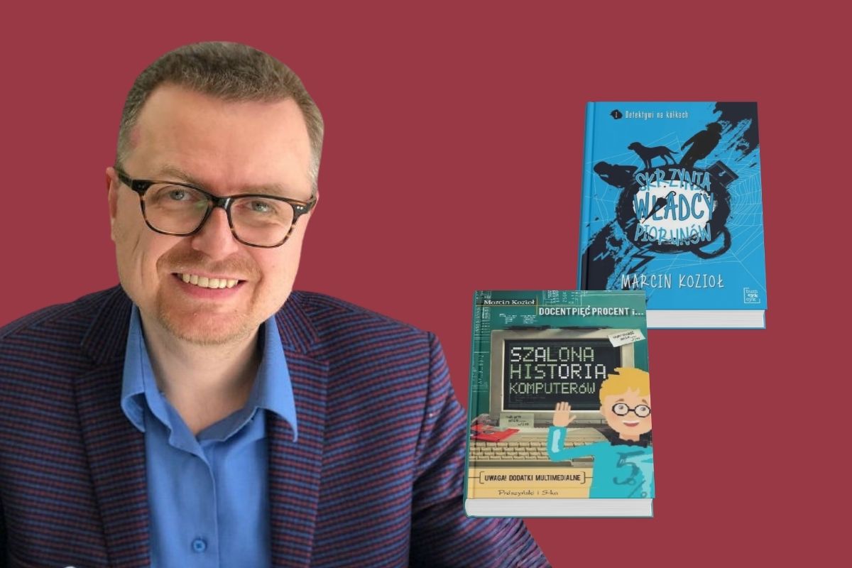 Mężczyzna w okularach ubrany w niebieską koszulę i marynarkę na bordowym tle, z prawej strony dwie okładki książek