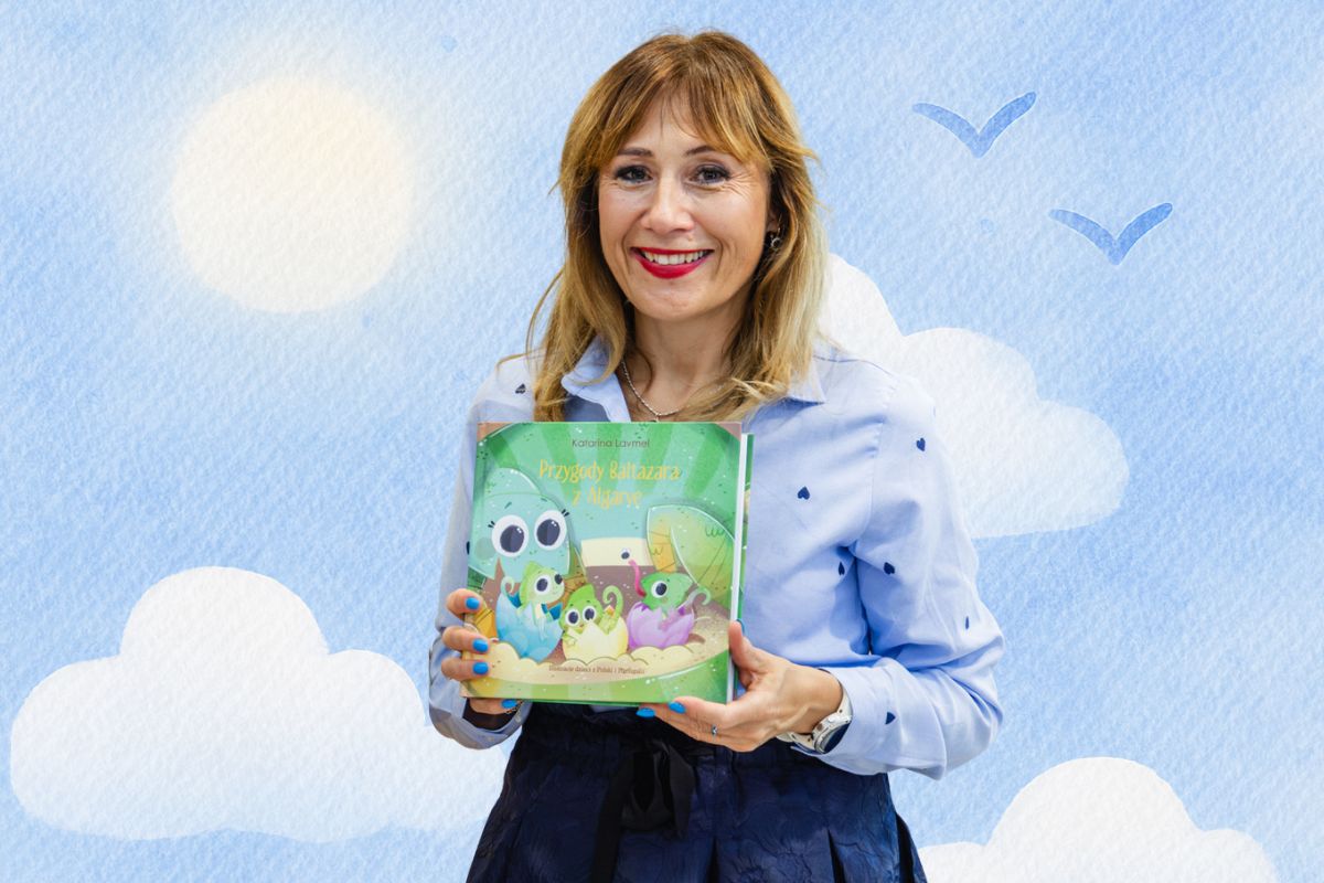 Na tle błękitnego nieba z chmurkami i słońcem kobieta z jasnymi włosami trzyma książkę o kameleonach