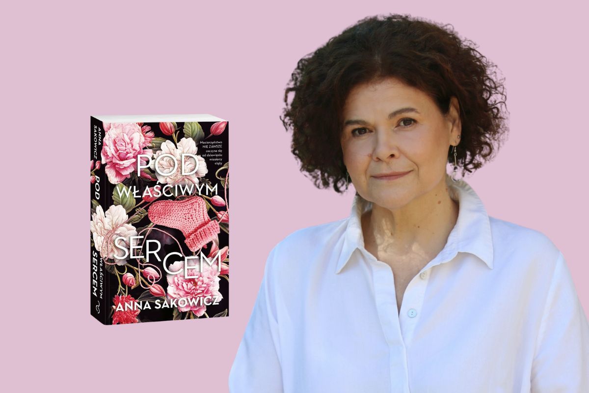 Na różowym tle kobieta z ciemnymi włosami patrzy w obiektyw w białej bluzce, z lewej okładka książki