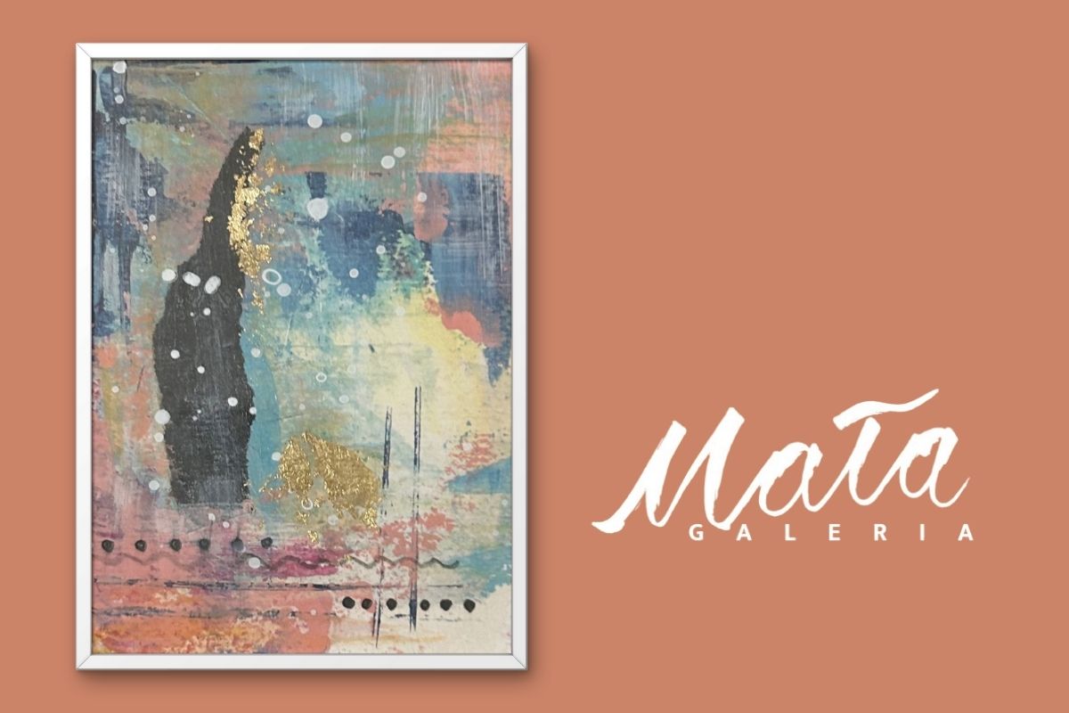 Na ceglastym tle obraz malowany akwarelą i logo z napisem Mała Galeria