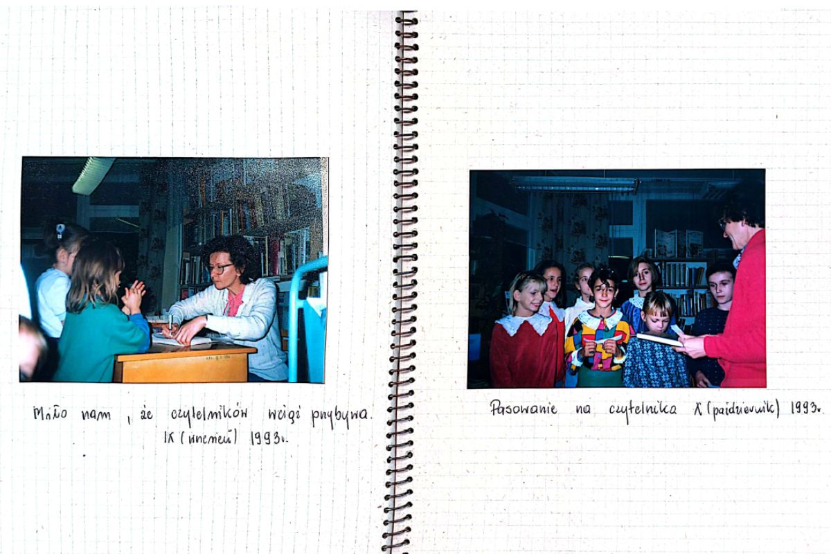 Na kartach kroniki biblioteki dwa zdjęcia z codziennej pracy placówki, podpisy pod zdjęciami zawarte w treści artykułu