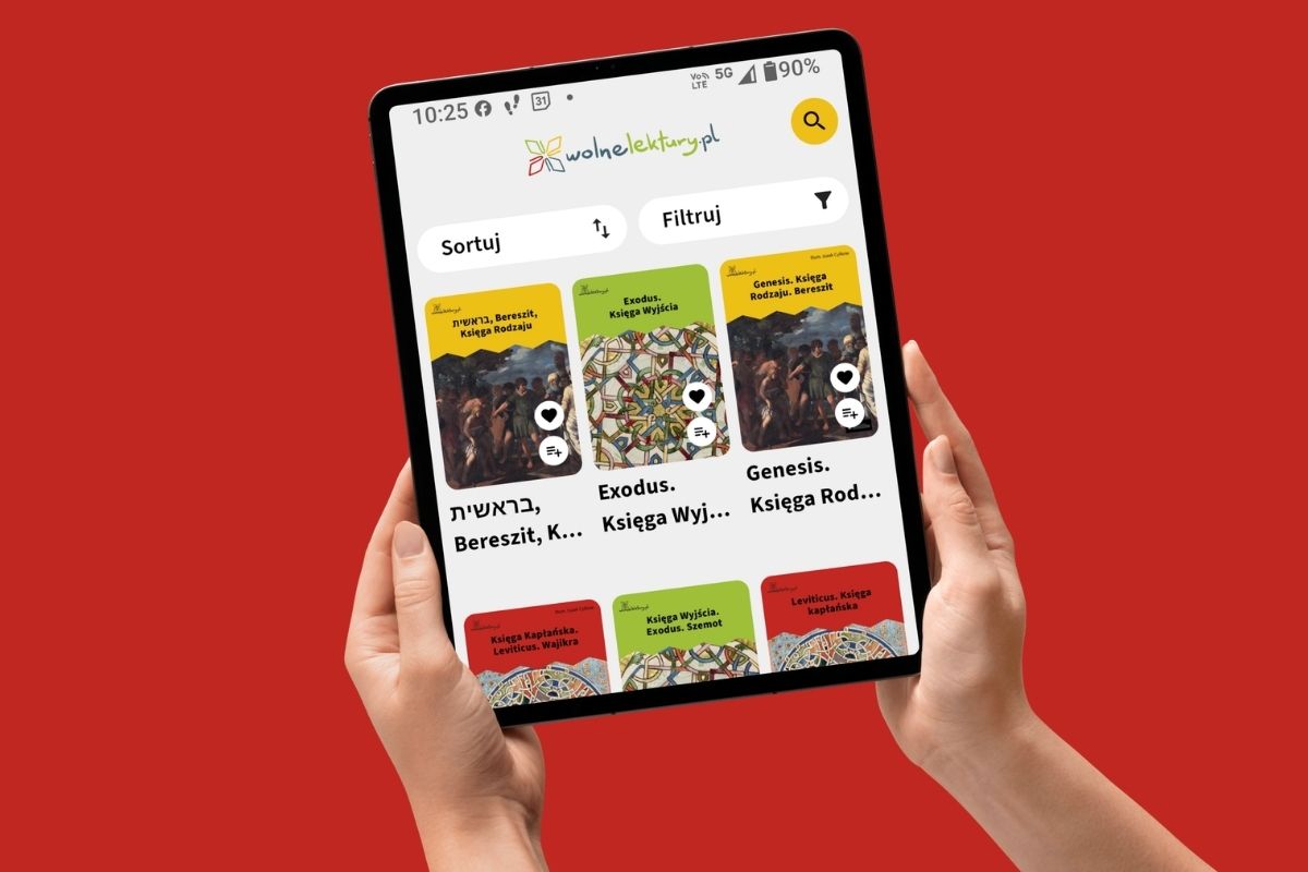 Na czerwonym tle ręce trzymające tablet z otwartą aplikacją Wolnych Lektur