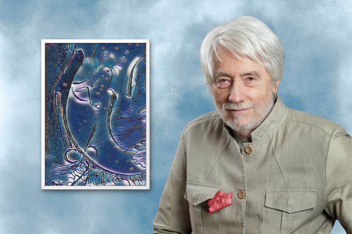 Na niebieskim tle starszy mężczyzna  w beżowej koszuli z siwymi włosami i brodą, z lewej obraz w ramie