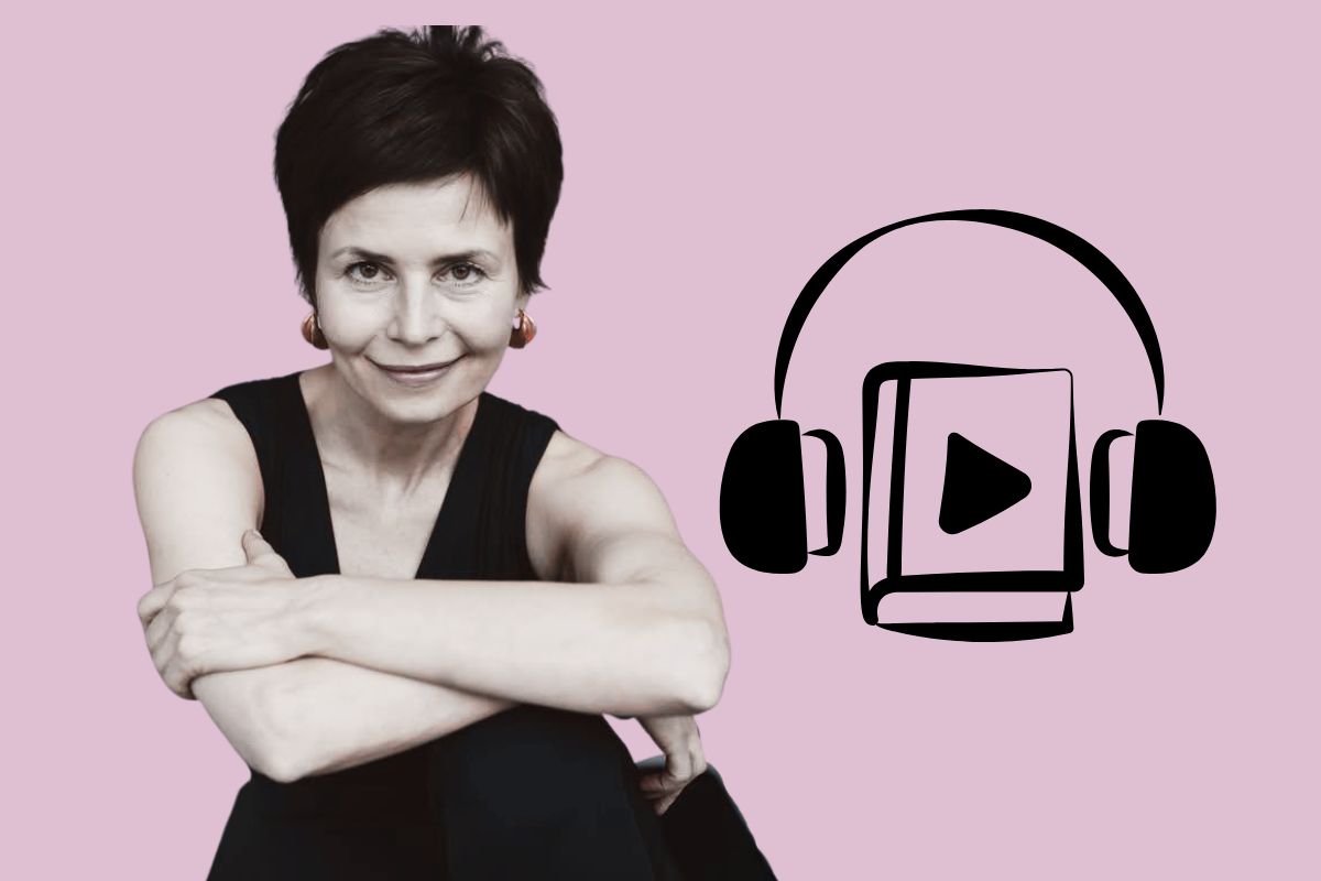 Na fioletowym tle uśmiechnięta kobieta z założonymi rękami, po lewej ikona audiobooka