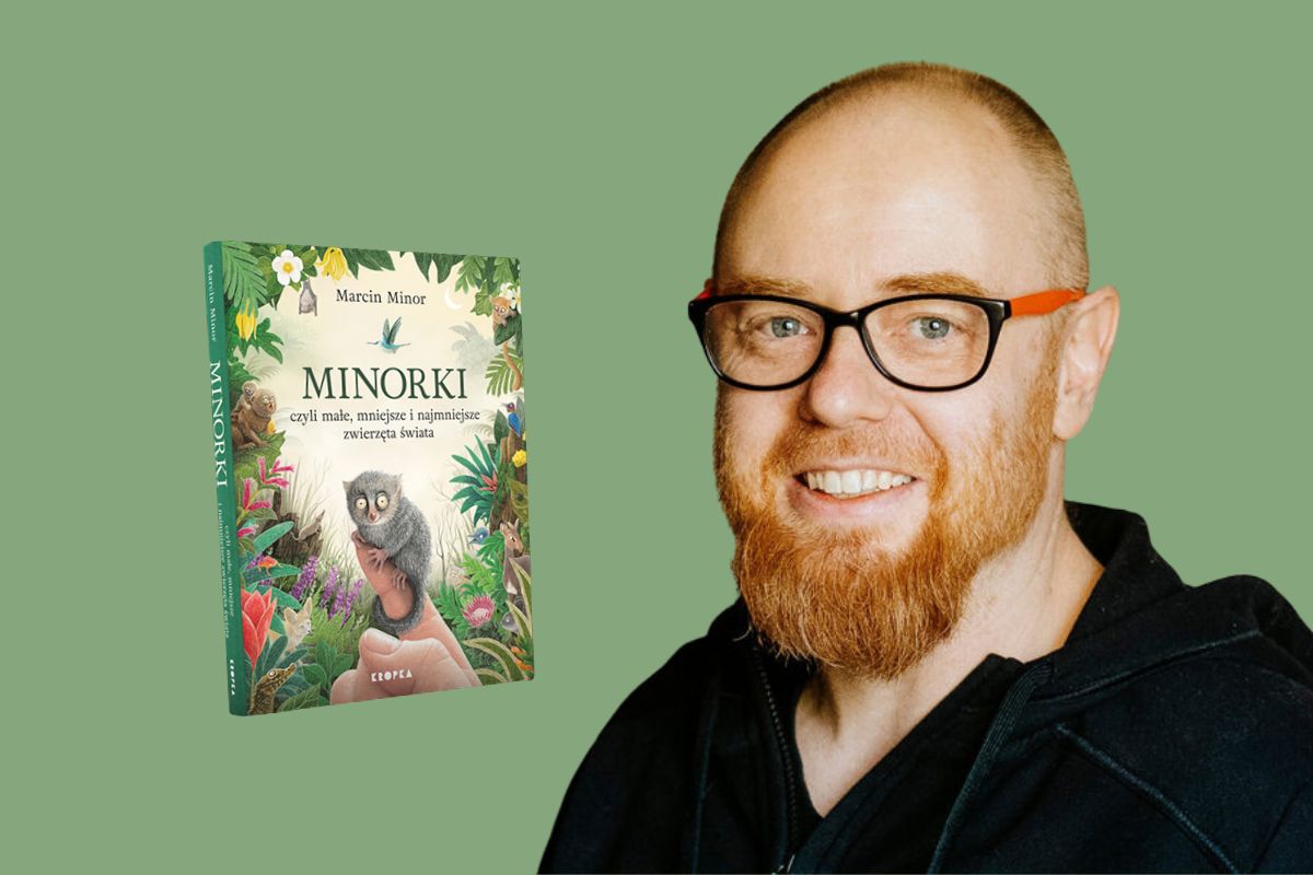 Na zielonym tle rudobrody uśmiechnięty mężczyzna w okularach, z lewej okładka książki