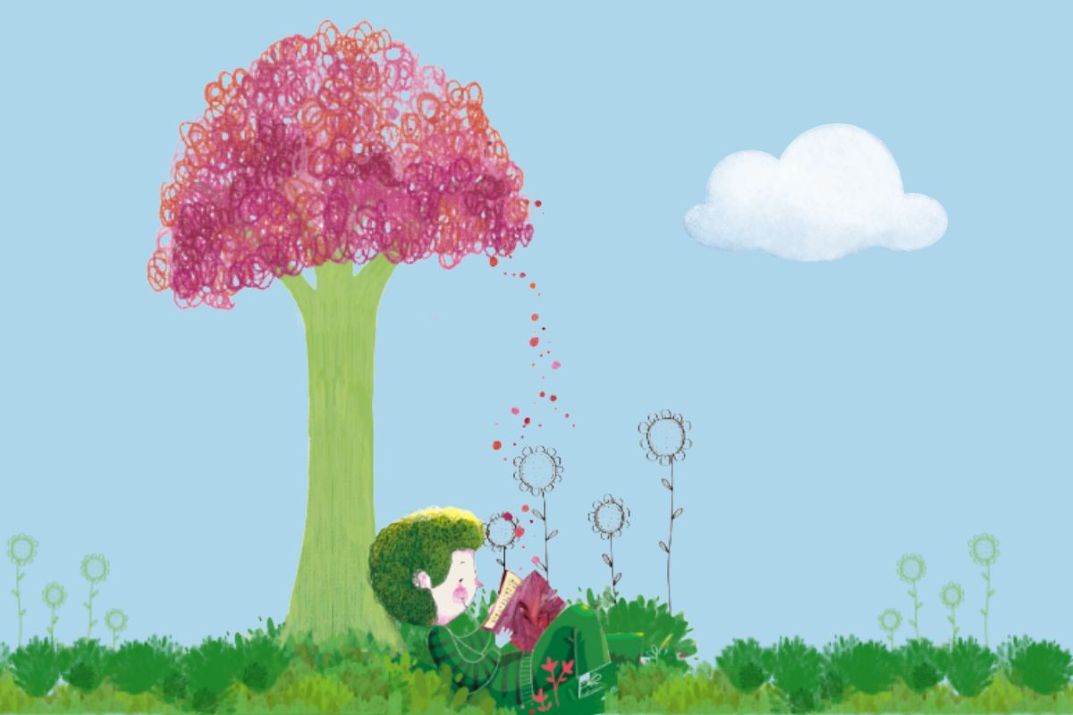 Na tle błękitnego nieba drzewo z różową koroną, chłopiec siedzi i czyta książkę, opierając się o pień drzewa