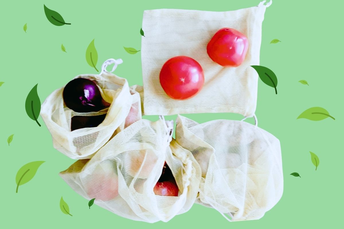 Na zielonym tle warzywa i owoce w wielorazowe woreczkach z firanek, elementy graficzne w formie listków