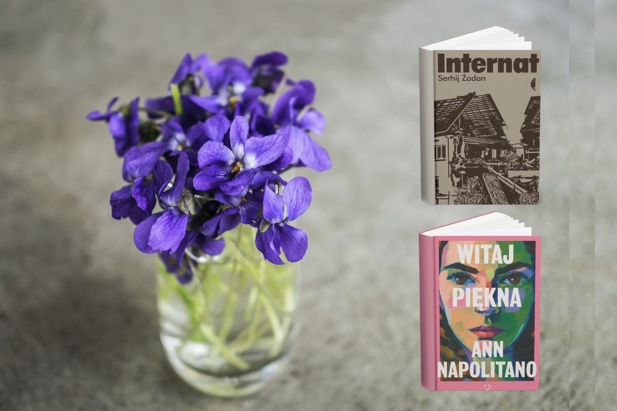 Na szarym blacie wazonik z bukietem fiołków, z prawej strony dwie okładki książek