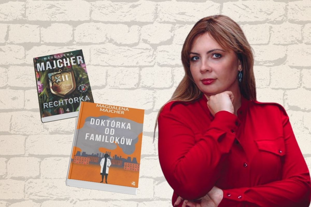 Kobieta z długimi włosami ubrana w czerwoną bluzkę podpiera ręką brodę, z lewej dwie okładki jej książek, w tle ściana z jasnych cegieł