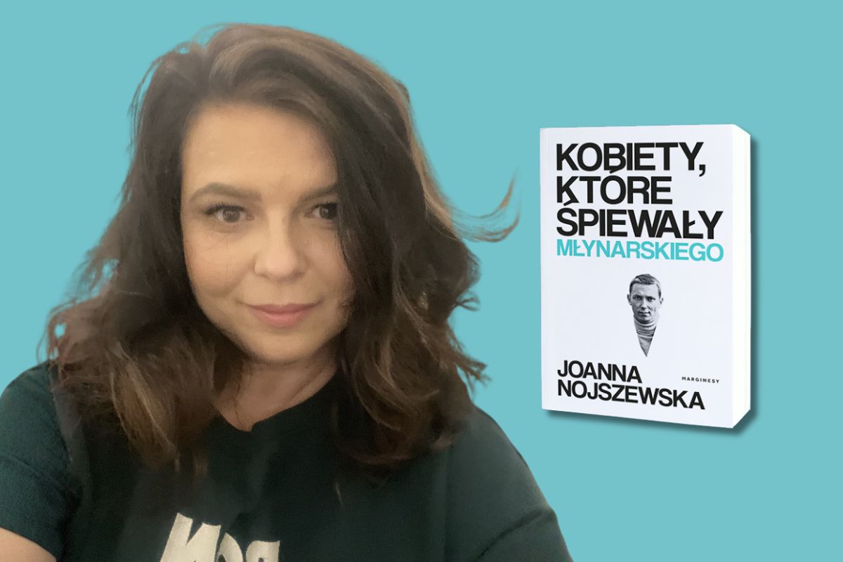 Lekko uśmiechnięta kobieta z ciemnymi włosami na niebieskim tle, z prawej okłądka książki