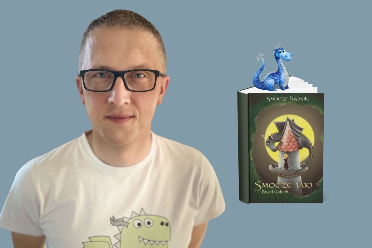 Mężczyzna w okularach i tiszercie z wizerunkiem smoka, po prawej okładka książki, na której siedzi rysunkowy smok