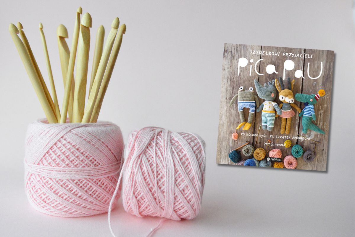 Na beżowym tle dwa motki włóczki, w jeden wbite są szydełka, z prawej strony okładka książki
