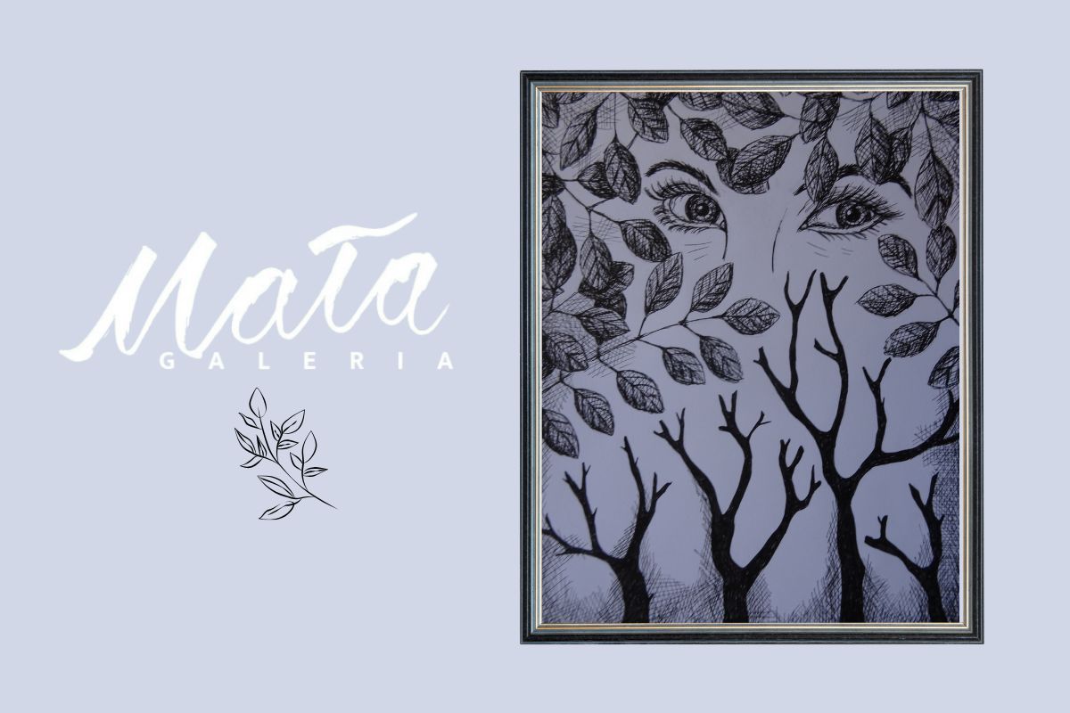 Na szaroniebieskim tle abstrakcyjny obraz w ramie w ciemnych kolorach, z lewej logo Małej Galerii i czarna gałązka