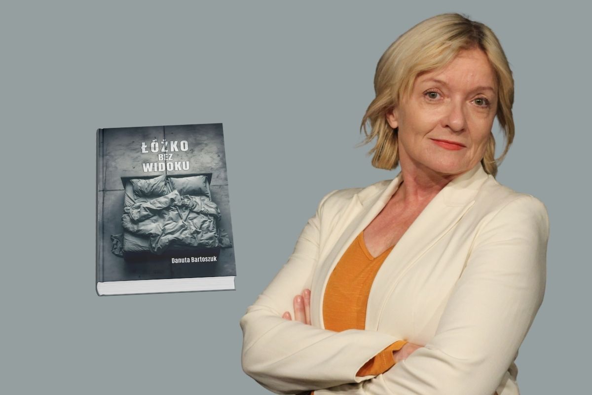 Na szarym tle kobieta o blond włosach z założonymi na piersiach rękami, z lewej okładka książki