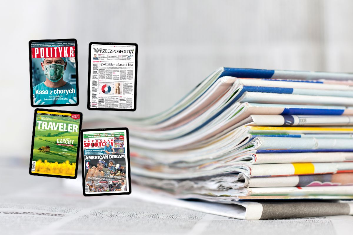 Stos gazet papierowych, z lewej cztery tablety z e-prasą