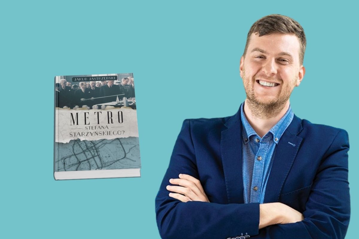 Na niebieskim tle uśmiechnięty mężczyzna w marynarce z założonymi z przodu rękami, z lewej okładka książki