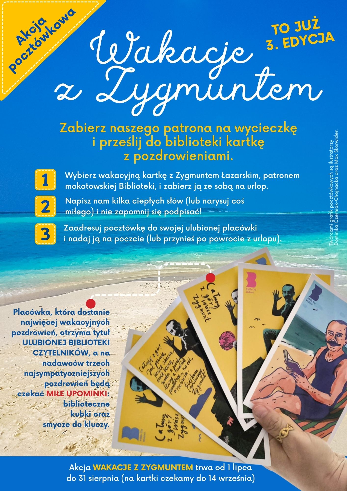 Ręka trzymająca plik kartek pocztowych, w tle plaża, morze i błękitne niebo. Treść napisów zawarta w artykule.