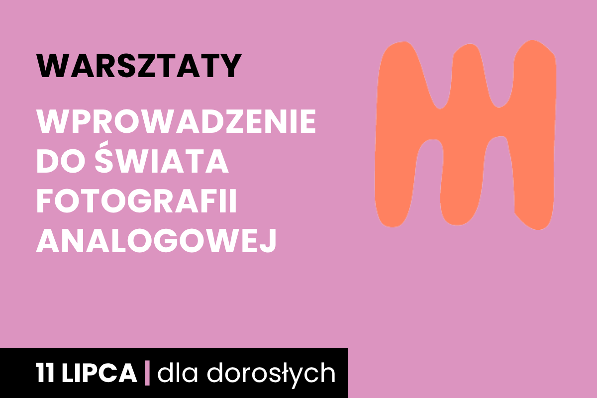 Rysunek pomarańczowego jakby grzebienia trójzębnego, dwustronnego. Do tego tekst: warsztaty; wprowadzenie do świata fotografii analogowej; 11 lipca; dla dorosłych.