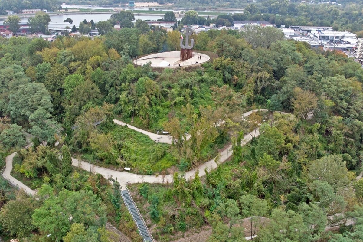 Widok z lotu ptaka na Kopiec Powstania Warszawskiego i park
