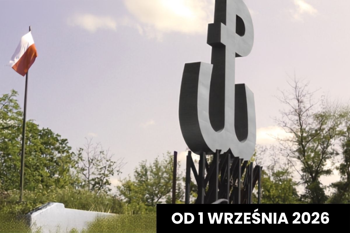 Na tle nieba i drzew pomnik Powstania Warszawskiego, maszt z flagą