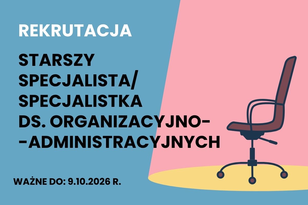 Na niebieskim tle napis: Rekrutacja. Starszy specjalista/ starsza specjalistka ds. organizacyjno-administracyjnych, ważne do: 9.10.2026 r. fotel biurowy w świetle reflektora