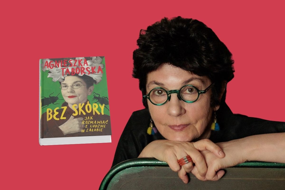 Na czerwonym tle kobieta w okularach z ciemnymi włosami opiera brodę na rękach, z lewej okładka książki