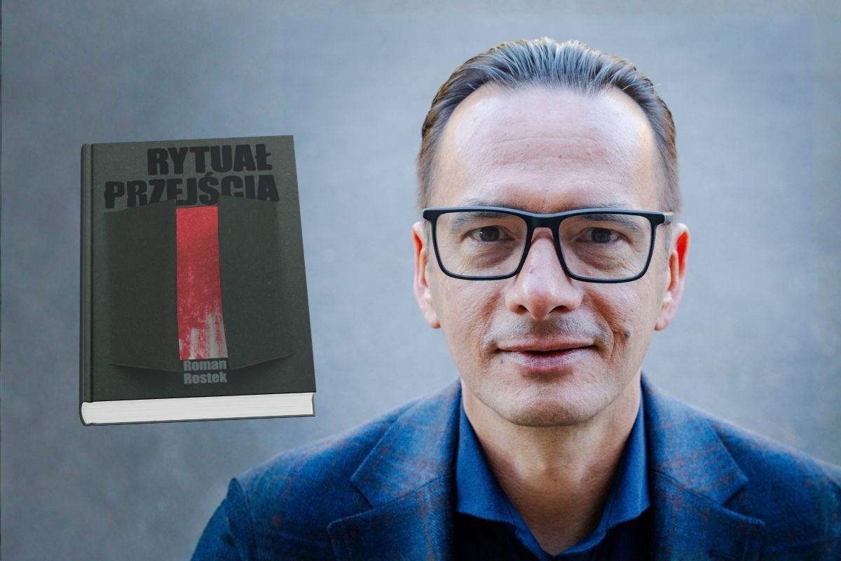 Mężczyzna w okularach z gładką zaczesaną fryzurą, z lewej okładka książki
