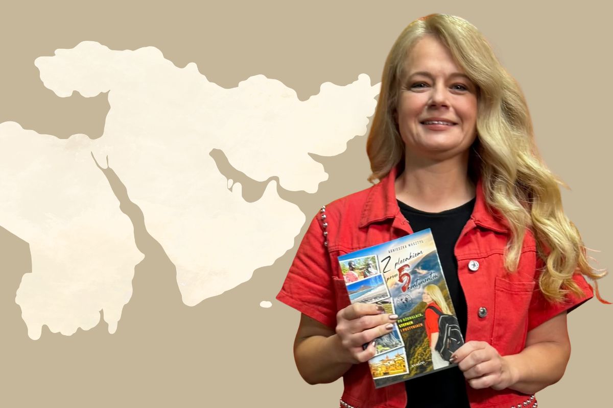 Zarys Półwyspu Arabskiego na brązowym tle, uśmiechnięta kobieta z włosami blond trzyma przed sobą książkę