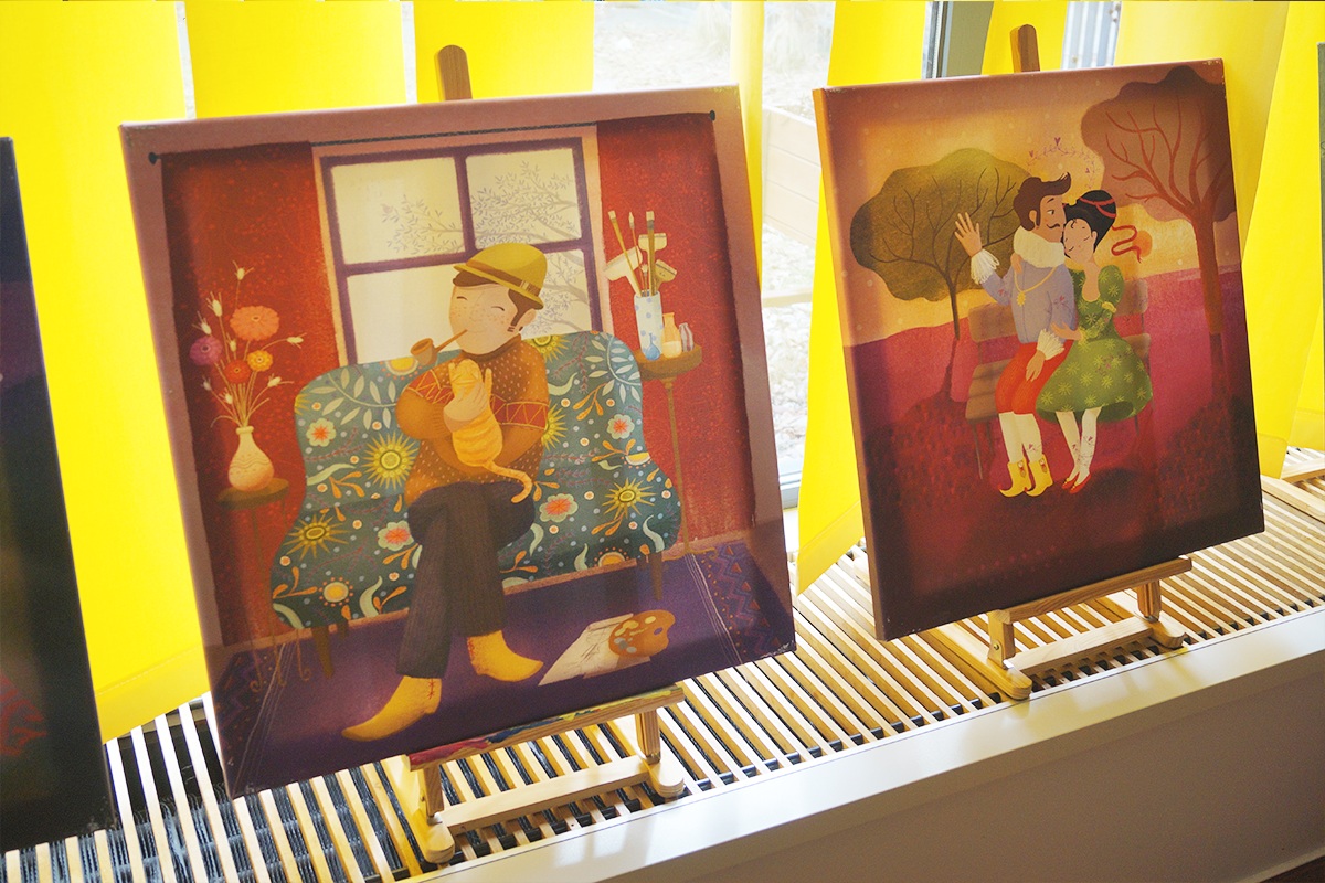 Dwie ilustracje umieszczone na sztalugach.