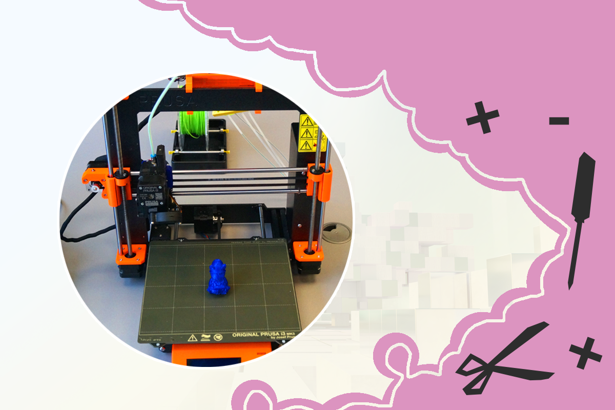 Zdjęcie drukarki 3D z wydrukowanym elementem;  po prawej fioletowa chmura z piktogramami narzędzi